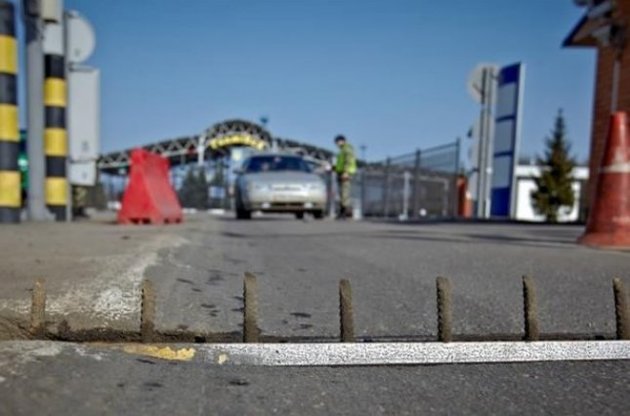 Кабмін тимчасово заборонив перевезення вантажів в Крим