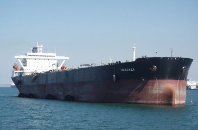 Из севшего на мель на Сахалине российского танкера началась утечка нефти