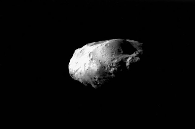 NASA опубликовало фото в высоком разрешении самого маленького спутника Сатурна