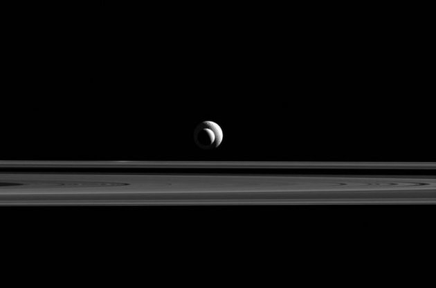 Станція Cassini передала на Землю незвичайний знімок супутників Сатурна