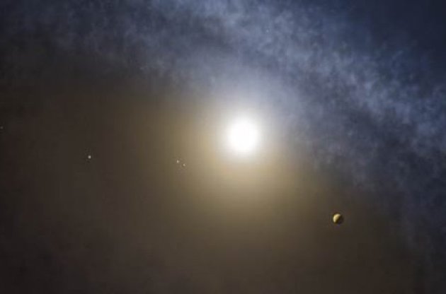 В газо-пылевом диске вокруг молодой звезды образуются планеты