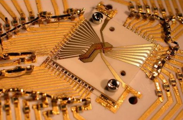 Гібридний кубіт допоможе створити надчутливий атомний годинник