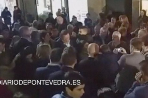 В Испании подросток ударил в лицо премьер-министра страны во время предвыборного тура