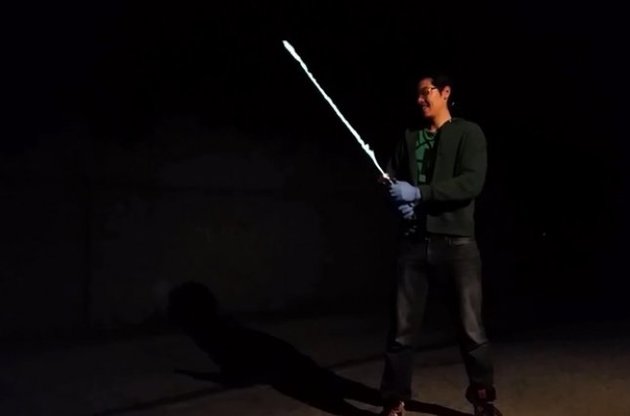 Американский инженер создал световой меч из "Звездных войн"