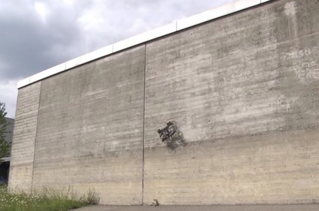 Робот здатний пересуватися по вертикальній поверхні