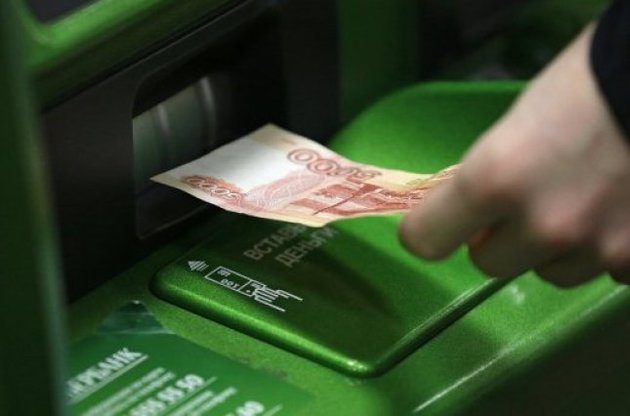 В Крыму люди выстраиваются в очереди перед банкоматами из-за страха потерять деньги