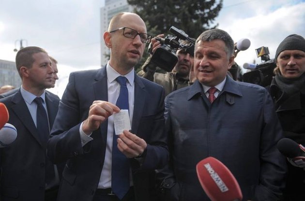 Лещенко считает, что Яценюк и Аваков действуют в интересах Коломойского. Иллюстрация