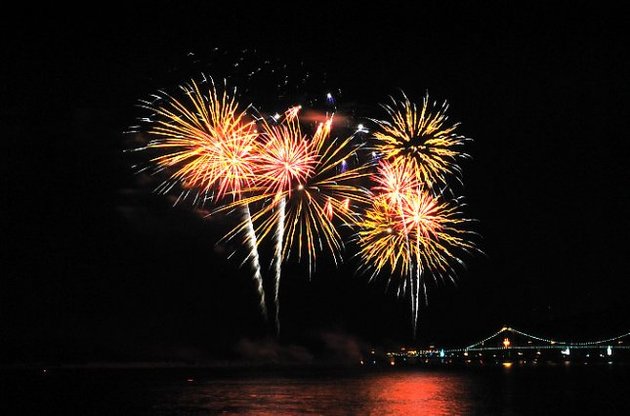 На Новый год праздничные фейерверки и салюты отменены