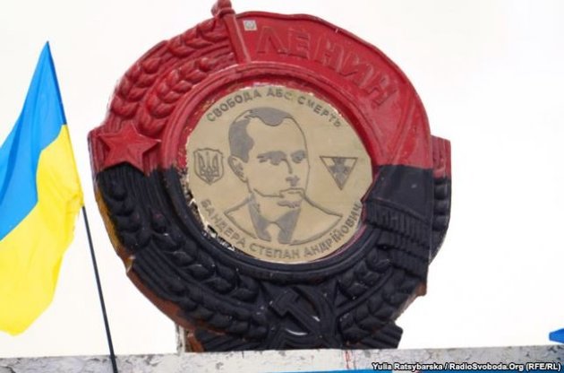 Портрет Бандеры расположили на въезде в город со стороны Донбасса