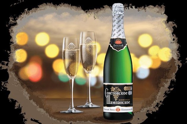 Производители игристого вина сохранили дизайн этикетки, добавив две буквы в название дешевого "шампанского"