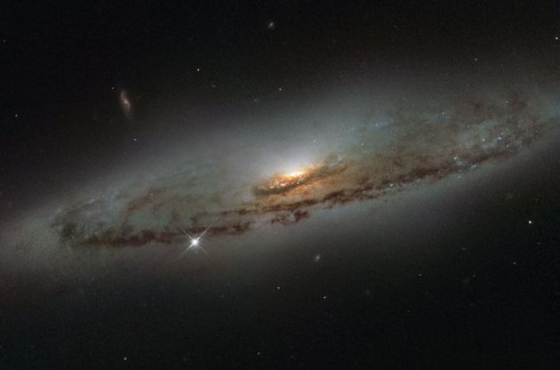 Телескоп "Хаббл" сделал фото галактики с гигантской черной дырой в центре