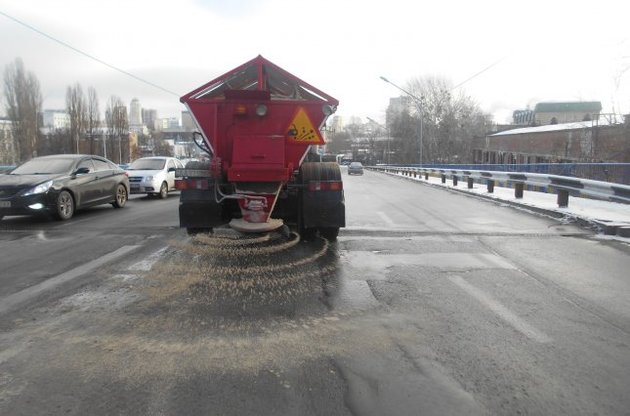 Дорожные службы Киева с начала года высыпали на улицы почти 4 тысячи тонн соли