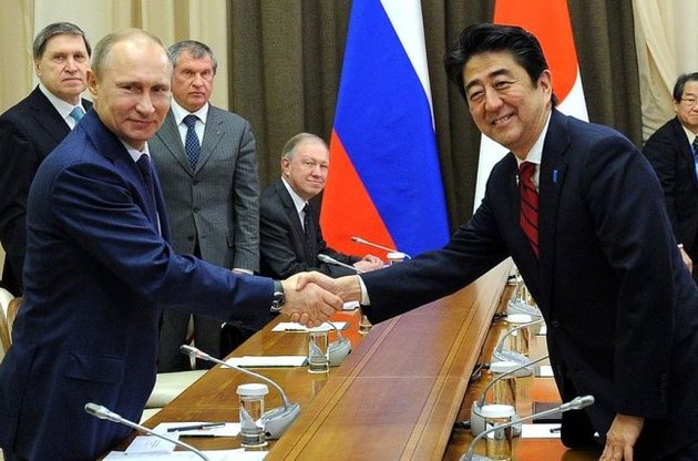 Прем'єр Японії хоче поговорити з Путіним про Курили в той час, як він шукає інвесторів на Сході