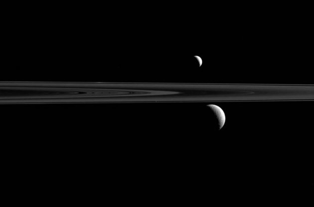 Cassini передала на Землю незвичайне фото супутників Сатурна
