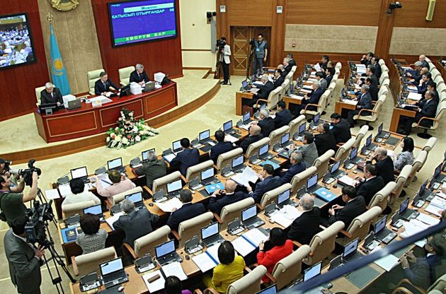 Депутати Казахстану попросили Назарбаєва розпустити нижню палату парламенту