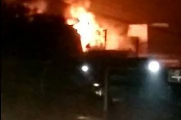 На месте происшествия работают пожарные и спасатели