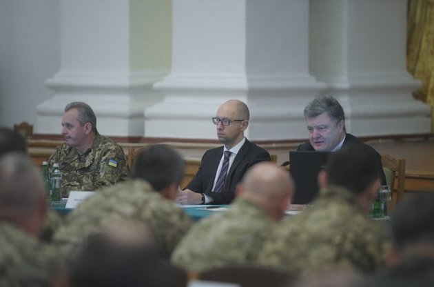 Порошенко потребовал от Яценюка повысить выплаты военным в АТО
