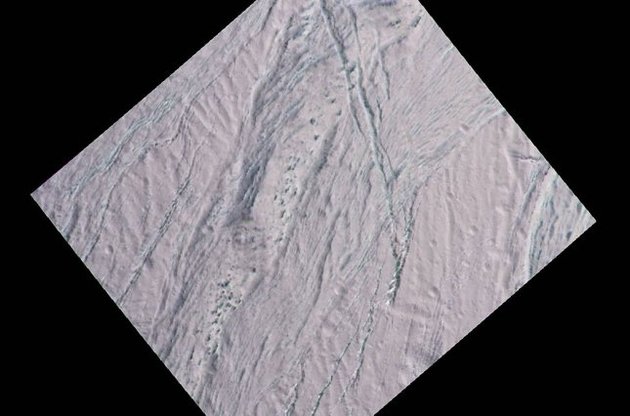 Cassini передала на Землю снимок "кожи далматинца" на поверхности Энцелада