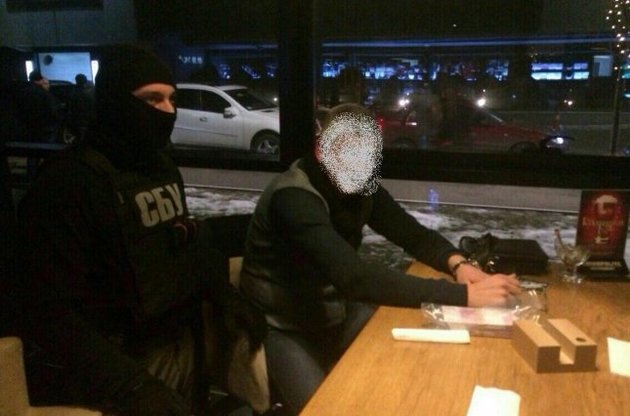 Фальшивомонетчиков задержали при попытке сбыть поддельные евро