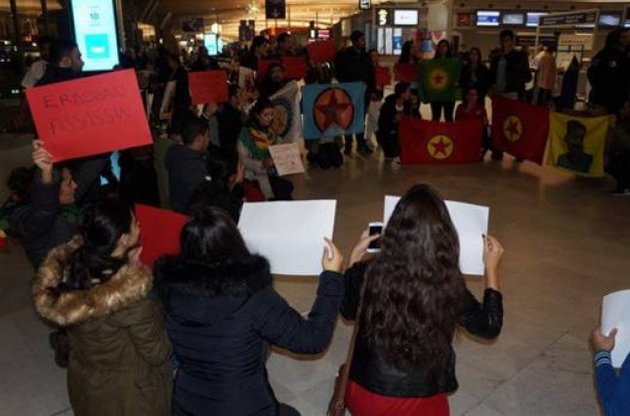 За пределами Турции также выступают против репрессий среди курдов