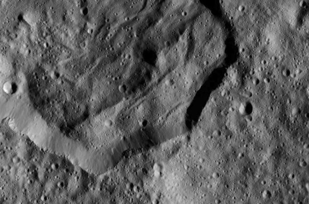 Аппарат Dawn передал на Землю подробные снимки кратеров на поверхности Цереры