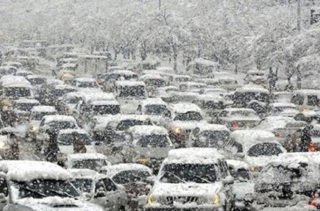 Україну продовжує засипати снігом