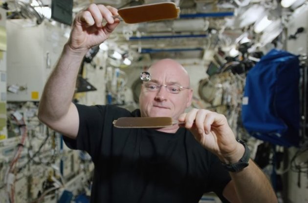 Условия МКС позволяют играть в пинг-понг водой