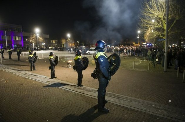 В Нидерландах полиция разогнала протестующих против беженцев