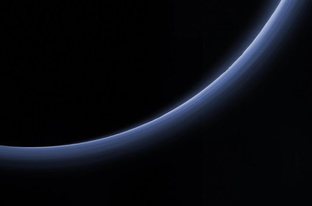 NASA опубликовало наиболее подробную фотографию дымки на Плутоне