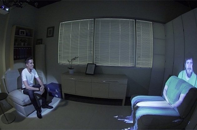 Співрозмовник проектується поверх меблів