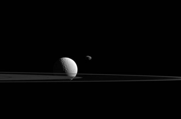 Станция Cassini сделала фото Януса и Тефии
