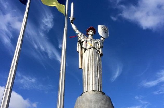 Зі щита монумента "Батьківщина-мати" приберуть герб СРСР