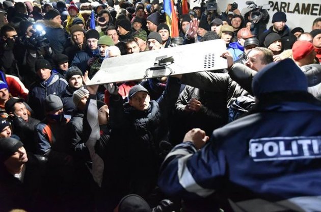 В Кишиневе митингующие штурмовали парламент. Полиция применила силу