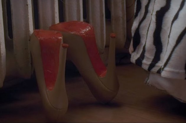 Героїня кліпу нафарбувала підошви туфель червоним лаком