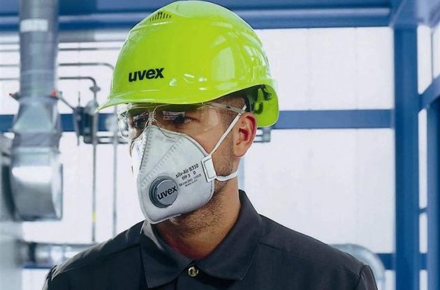 Озабоченным вирусом гриппа рекомендовали носить респираторы (каска не обязательна)