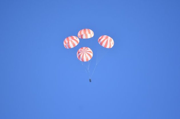SpaceX успішно випробувала парашути космічного корабля Crew Dragon
