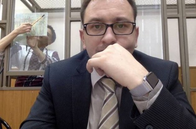 Позаду Миколи Полозова Савченко пояснює за схемою свій маршрут пересування 17 червня