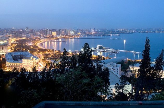 Баку постраждав від падіння цін на нафту і попросив допомоги