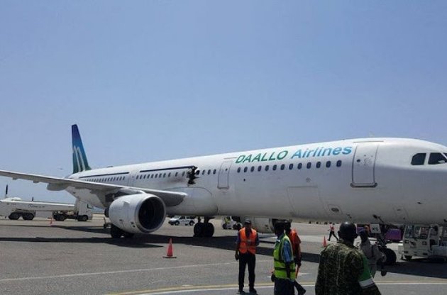 На борту літака, що сів у Сомалі через вибух, виявлені сліди вибухівки – CNN