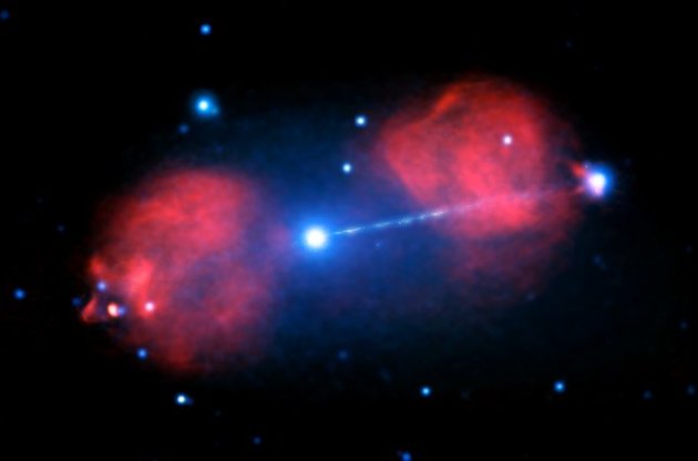 NASA опубликовало фото выброса материи из черной дыры в центре "далекой-далекой галактики"