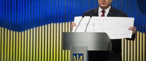 Порошенко втратив більше половини президентського рейтингу, але як і раніше поза конкуренцією