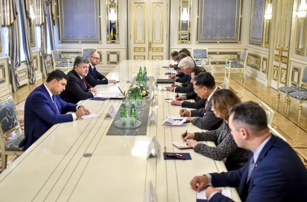 Порошенко і прем'єр обговорили урядову кризу з кредиторами