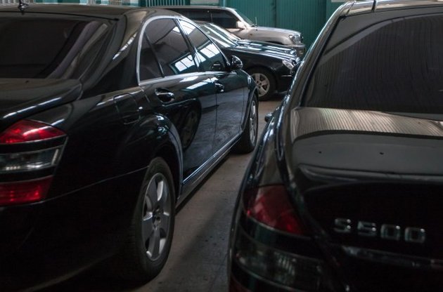 Нафтогаз продал три &quot;Мерседеса&quot; и два &quot;Ниссана&quot;