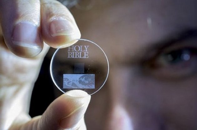 Ученые записали Библию на "вечный" диск