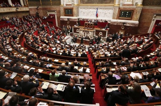Французский парламент продлил чрезвычайное положение в стране до конца мая