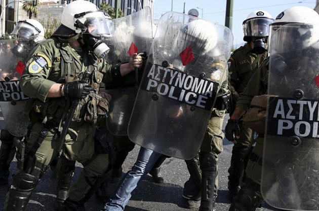 В центре Афин полиция применила газ против греческих фермеров