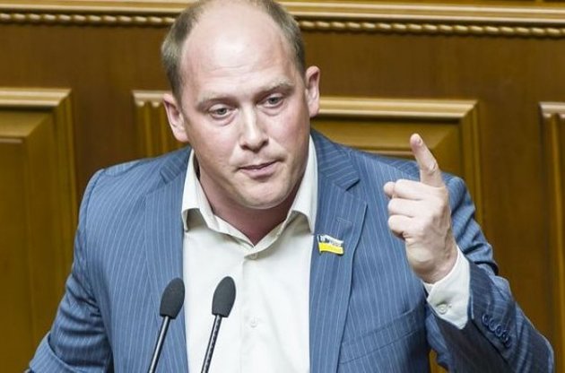 Каплин рассказал о тяжелом положении трудового народа и едва не разломал трибуну, купленную за народные деньги