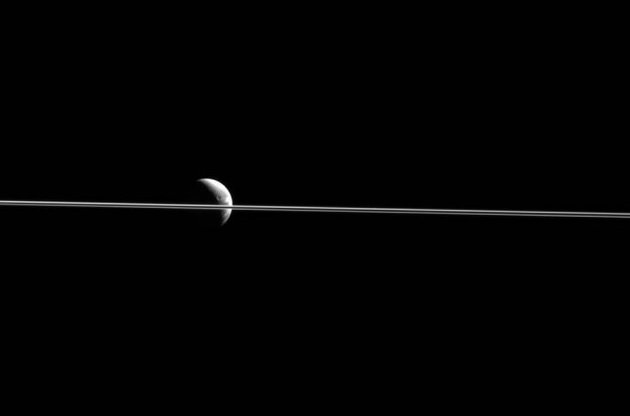 NASA представило новый снимок Дионы и колец Сатурна