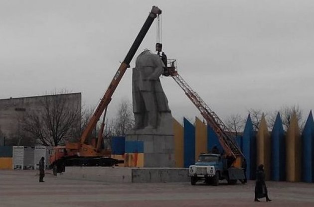 В Лисичанске снесли памятник Ленину