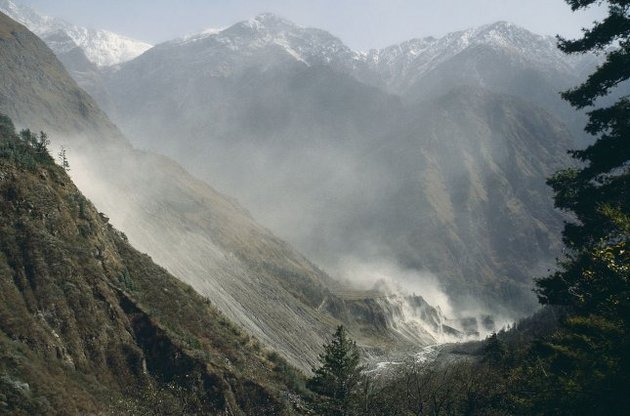 В горах Непалу пропав літак з 23 пасажирами на борту